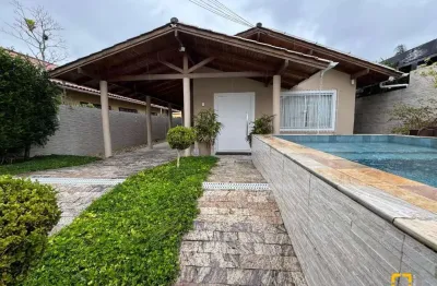 Casa térrea reformada, financiável, com 153 m², no bairro santa mônica - florianópolis