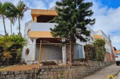 Prédio comercial dois pavimentos com salas e garagem em capoeiras.