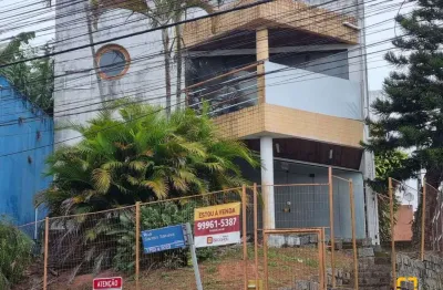 Prédio comercial dois pavimentos com salas e garagem.