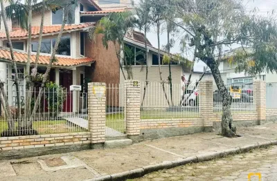 Casa à venda na lagoa da conceição - 730m² de terreno e 160m² de área construída