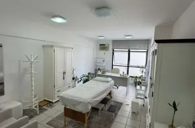 Sala comercial a venda com 31m2 privativos, com lavabo - centro - fpolis sc