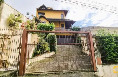 Casa dois pavimentos com 03quartos, ampla sacada e garagem roçado em são josé