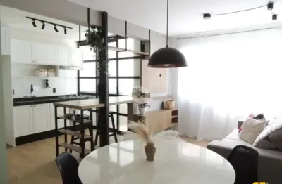 Apartamento de 2 dormitórios, todo reformado no centro de florianópolis.