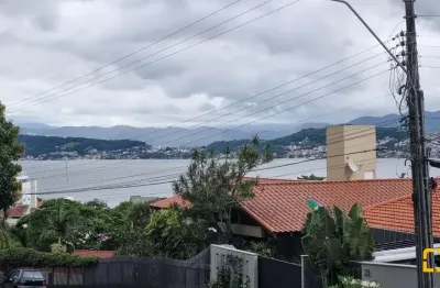 Casa 5 dormitórios, sendo 3 suítes, 2 lavabos.4 salas em diferentes níveis itaguaçu florianopolis sc