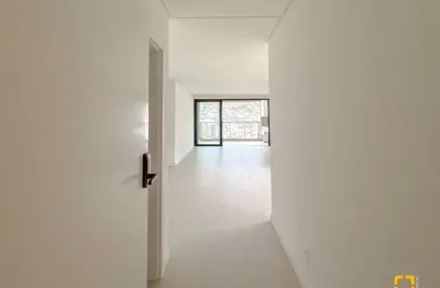 Apartamento novo - 3 dormitórios, sendo 1 suíte - 2 vagas - sacada com churrasqueira - centro - fl