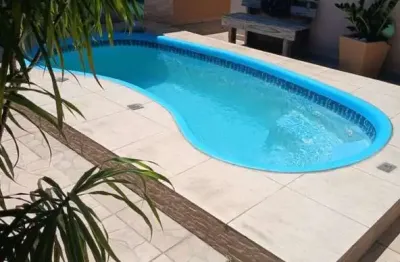 Casa com 03 dormitórios, sendo um suíte com closet e piscina.