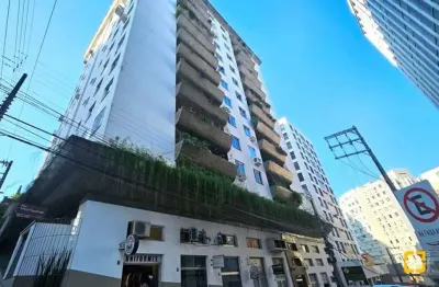 Apartamento de 2 quartos, mais dependência de empregada, Centro - Florianópolis.