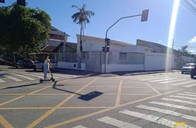 Vendo casa de esquina no bairro Balneário em Florianópolis-SC.