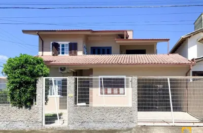 Brognoli Vende excelente casa no Carianos - Foco em Família e Lazer