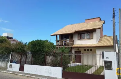 Casa à Venda 3 quartos com edícula e loft na Praia da Armação do Pântano do Sul - Florianópolis/SC