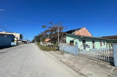 Casa com amplo terreno em Praia de Leste a uma quadra da rodovia, sendo duas casas no terreno e uma kitnet.