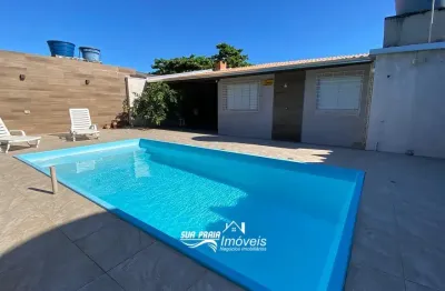 Casa com 3 quartos, 2 banheiros completos, piscina e area gourmet a 50 metros do mar