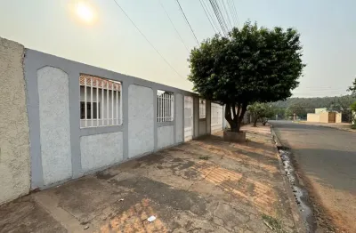Casa térrea com quintal amplo  e 03 quartos no bairro universitário