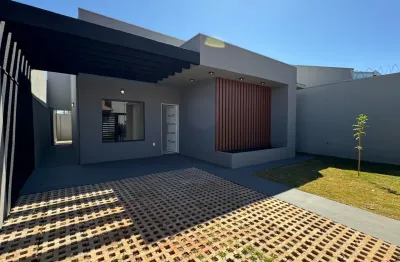 Casa com acabamento em luxo no bairro ana maria do couto com 03 qtos.