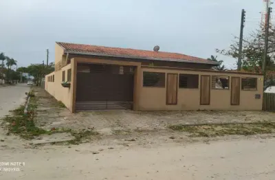Belíssima casa com piscina e próxima ao mar,a venda no baln.brasília/itapoá