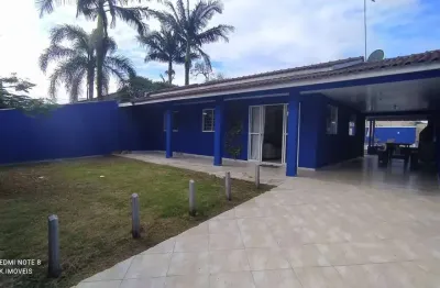 Casa com piscina e próxima do mar, a venda no balneário brasília/itapoá sc