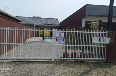 Ótima casa com piscina para locação pôr diária, no balneário mariluz/itapoá