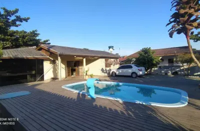Ótima casa de esquina, com piscina e amplo quintal, a venda em itapoá-sc