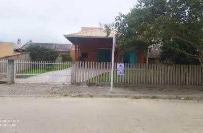 Belíssima casa bem localizada, a venda no loteamento principe em itapoá sc