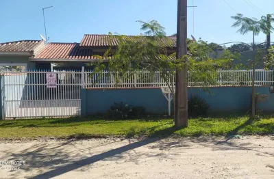 Casa com piscina, a venda em excelente localização,no baln.itapoá/itapoa-sc