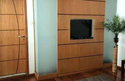 Ótimo terreno para construtores, com 500m²em bairro nobre, e com uma casa antiga.