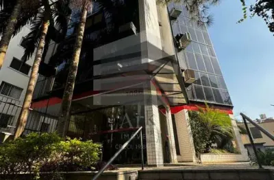 Sala Comercial com 48 m² de área privativa, 1 vaga, 02 banheiros e ar condicionado.