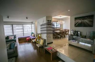 Apartamento elegante em andar alto com vista panorâmica no coração da Aclimação.