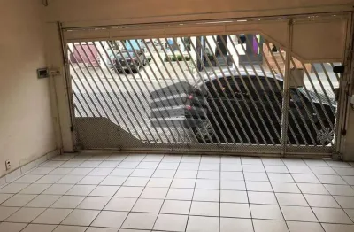 Sobrado próximo a Estação de metrô, 4 dormitórios, sala ampla, cozinha com armários, área de serviço