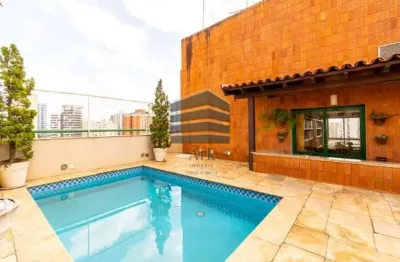 Cobertura duplex de 347m² com piscina privativa em rua tranquila e arborizada
