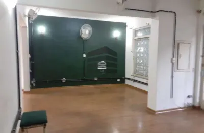 Sobrado com 3 pavimentos totalmente isolada dos lados - Aclimação