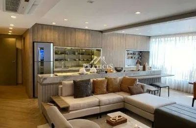 Apartamento de alto padrão com 3 dormitórios sendo uma suíte e 2 vagas .