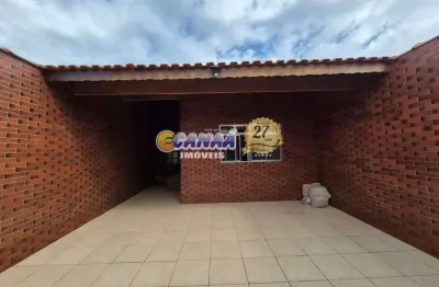 Casa em mongaguá com suíte, espaço gourmet, só 200m da praia!