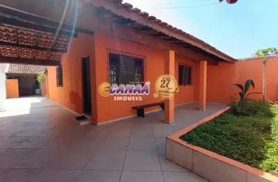 Espaçosa casa à venda em itanhaém - sp - com edícula e jardim!!!