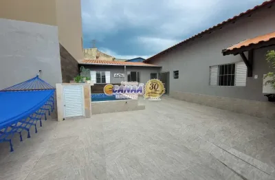 Linda casa com piscina a venda no balneário itaóca, mongaguá/sp.