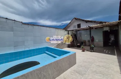 Casa em mongaguá 2 dormitórios sendo 1 suíte, 2 vagas de garagem com amplo quintal