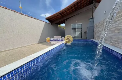 Linda casa 2 dormitórios e 2 vagas de garagem. piscina e Churrasqueira
