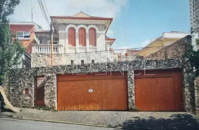 Aluga-se sobrado  com 3 dormitórios, banheiros 2 vagas na mooca