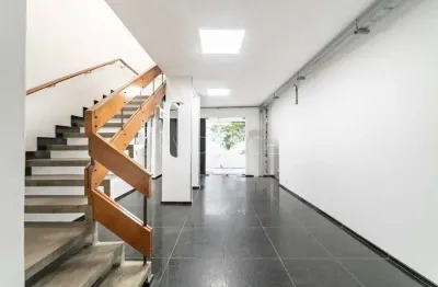 Locação de prédio comercial de 375m² - 8 salas, recepção e 8 banheiros