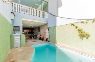 Casa à venda com 4 dormitórios, piscina e churrasqueira!