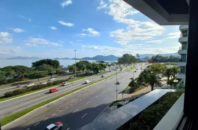 Apartamento amplo com fantástica vista para o mar na beira-mar norte