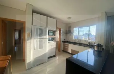 Confira este excelente apto a venda na agronomica, 3 dormis, 2 vagas +hobby box