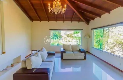 Ótima oportunidade de adquirir uma casa ampla e bem localizada na trindade.
