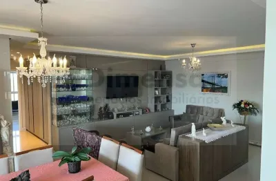 Apartamento impecável de 180m² com ampla vista para o mar e sol matutino