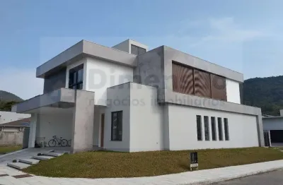 More em uma casa de altíssimo padrão em condomínio de luxo