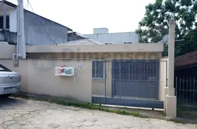 Casa transformada em 5 kitnets na trindade em florianópolis