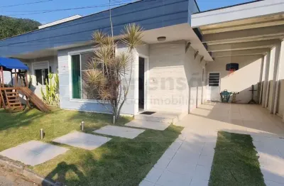 Casa em condomínio fechado 200m da praia, 4 quartos e piscina aquecida.