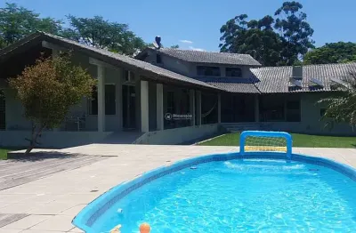 Paraíso em ratones: sítio encantador com piscina,  lazer e exuberante natureza.