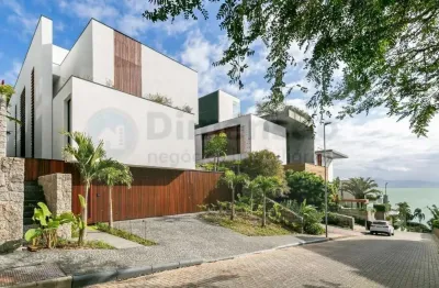 Casa de alto padrão com três suítes e piscina em condomínio fechado no cacupé