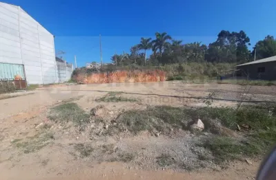 Amplo terreno financiável com viabilidade construtiva diversa