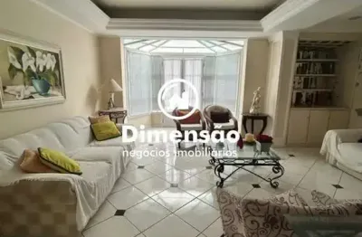 Casa a venda no centro de florianópolis! possui 4 quartos e 3 banheiros + lavabo